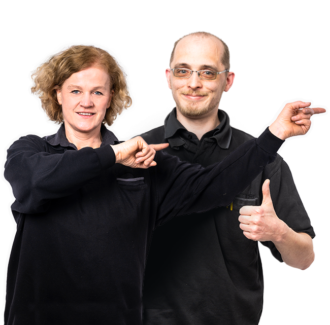 Zwei sympatische Scandinavian Park Mitarbeitende. Eine Frau links und ein Mann rechts. Die Frau zeigt mit beiden Händen nach rechts in Richtung Text, der Mann gibt Daumen hoch.